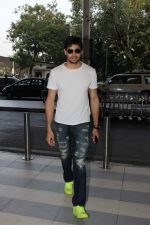 Sidharth Malhotra snapped at the airport on 31st Oct 2015